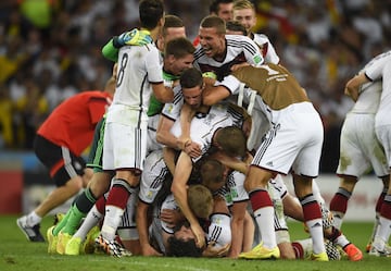 1-0. Mario Goetze celebra el primer gol con sus compañeros.