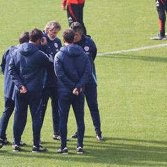 “Les voy a dar un dato a los dirigentes de la Roja: él anda de vacaciones en Chile”