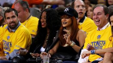 Rihanna junto a Joe Lacob, antes de que este decidiera 'abandonarla'.