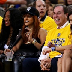 El dueño de los Warriors cambió de sitio para alejarse de Rihanna