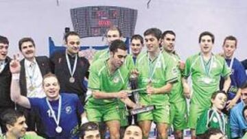 <b>IMPARABLES. </b>El Boomerang Interviú posa con el único trofeo que le quedaba por ganar.