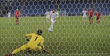 Yann Sommer adivinó y paró el segundo penalti lanzado por Sergio Ramos.