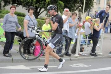 Jens Voigt cambiando de bici. 