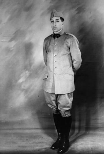 René Lacoste durante el servicio militar. Se le concedió una permiso temporal del servicio para poder acudir a Estados Unidos a jugar. Ganó dos US Championships en 1926 y 1927.