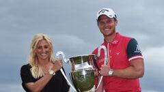 El ingl&eacute;s Danny Willett recibe su trofeo junto a su esposa, Nicole. 