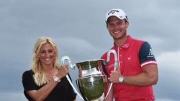 El ingl&eacute;s Danny Willett recibe su trofeo junto a su esposa, Nicole. 