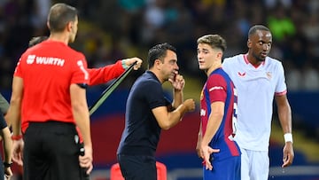 Xavi, con Gavi en el Barça-Sevilla.