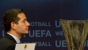 <b>EL TROFEO. </b>Los 32 equipos en liza intentarán levantar esta copa en mayo en la final de Bucarest.