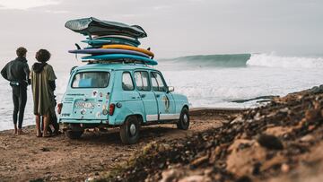 El surfista Jonathan Sapir, parado junto a su coche cargado de tablas de surf, observando una ola en la costa de Marruecos.