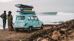 El surfista Jonathan Sapir, parado junto a su coche cargado de tablas de surf, observando una ola en la costa de Marruecos.