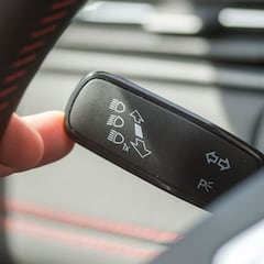 ¿Me pueden multar por no poner los intermitentes del coche? Esto dice el Reglamento de la DGT