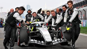 Mecánicos de Cadillac dirigen el auto de 'Checo' rumbo a la parrilla de China.