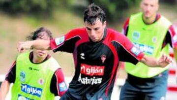 <b>ESPERANDO. </b>M¨ªchel, conduciendo el bal¨®n en un entrenamiento reciente en Mareo.