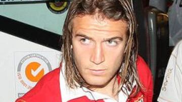 <b>PENDIENTE DE RENOVAR.</b> El jugador del Sevilla Diego Capel comentó hoy que le "gustaría renovar" con el club blanquirrojo, aunque recordó que ahora el asunto "está en punto muerto y ya se hablará" de él cuando llegue su momento.