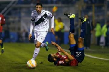 Juan Manuel Olivera controla la pelota y deja en el piso a Guillermo Maripán