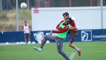 Boyomo, junto a Aimar, durante un entrenamiento.