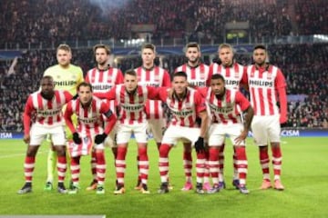 PSV Eindhoven teammates pose prior to the UEFA Champions League round of 16 first leg football match between PSV Eindhoven and Atletico Madrid at the Philips Stadium in Eindhoven on February 24, 2016