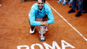 Rafa Nadal posa con el trofeo de campeón del Masters 1.000 de Roma 2019.