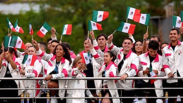 PARIS, FRANCE - JULY 26: Athletes of Team Mexico wave handheld flags as they cruise during the athletes� parade on the River Seine during the opening ceremony of the Olympic Games Paris 2024 on July 26, 2024 in Paris, France. (Photo by Michael Reaves / POOL / AFP)