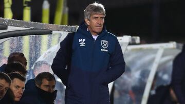 KINGSTON UPON THAMES, ENGLAND - JANUARY 26: Manuel Pellegrini, manager of West Ham United, looks on during the FA Cup Fourth Round match between AFC Wimbledon and West Ham United at The Cherry Red Records Stadium on January 26, 2019 in Kingston upon Thames, United Kingdom. (Photo by Clive Rose/Getty Images)