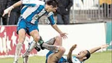<b>UNA PELEA LIMPIA</b>. Las fuertes lluvias caídas en Málaga en los últimos días provocaron que la lucha predominara sobre el juego en el partido.