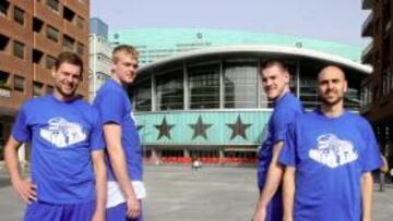 <b>EN CASA. </b>Jasen, Clark, Caner-Medley y Oliver frente al Palacio.