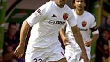 <b>OTRO ARGENTINO.</B> La cesión de 'Batigol' ha hecho feliz a Héctor Cúper, que tendrá a sus órdenes a otro compatriota. En la operación podría incluirse la cesión de algún jugador interista a la entidad romana.