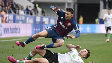 Ángel Pérez, del Huesca; y Salinas, del Racing.