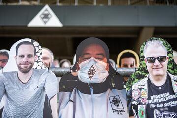 Imágenes de aficionados del Borussia Monchengladbach llenan las gradas del Borussia Park. Los seguidores del club alemán apoyan a su equipo comprando estos cartelones con sus caras y que permanecerán en el estadio hasta que vuelvan los partidos al estadio.