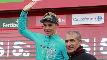 Juan Mart&iacute;nez Oliver entrega el trofeo AS al Mejor Jove a Miguel &Aacute;ngel L&oacute;pez, alias Superman.