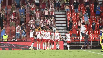 Los jugadores de la UD Almer&iacute;a celebran el gol anotado ante el Real Oviedo.