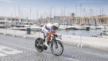 Tony Martin rueda durante la contrarreloj de Marsella en el Tour de Francia 2017.