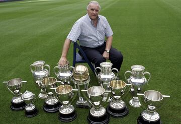 José Emilio Santamaría, rodeado de trofeos obtenidos con el Real Madrid.