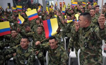 Desde la base militar de Tolemaida, Colombia, el ejército colombiano celebra que su selección pasa a octavos de final.