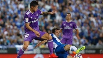 Real Madrid's Colombian midfielder James Rodriguez (L) vies Espanol's midfielder Victor Sanchez during the Spanish league football match RCD Espanyol vs Real Madrid CF atxA0the Cornella-El Prat stadium in Cornella de Llobregat on September 18, 2016. / AFP PHOTO / PAU BARRENA