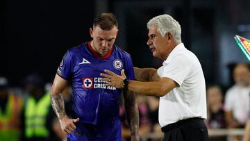 Soccer Football - Leagues Cup - Group J - Inter Miami v Cruz Azul - DRV PNK Stadium, Fort Lauderdale, Florida, United States - July 21, 2023 Cruz Azul's Carlos Rotondi with coach Ricardo Ferretti during the match REUTERS/Marco Bello