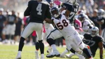 Von Miller , LB deDenver Broncos, haciendo un sacks a Derek Carr.
