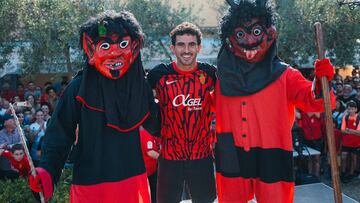 El jugador del RCD Mallorca, Mateu Morey, en el recibimiento en su pueblo de Petra.