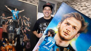 El artista Juan Pablo Giménez, posa para AS en su estudio de Nápoles con dos de sus lienzos, dedicados a Maradona y Kvaratskhelia.
