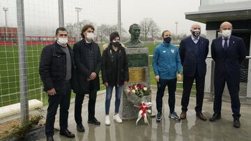 27/01/21 ATHLETIC DE BILBAO MASCULINO FEMENINO 
 ACTOS 50 ANIVERSARIO DE LAS INSTALACIONES DE LEZAMA 
  Iker Muniain y Garazi Murua