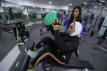 Sesión matutina de entrenamiento en un gimnasio local en Qatif.