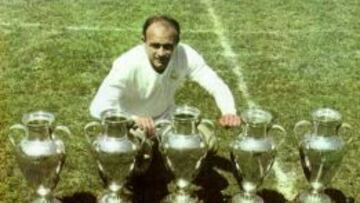 Alfredo di Stéfano posando con cinco títulos de Copa de Europa.