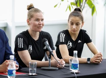 Suvi Mikkonen y Adriana Cerezo durante el acto en Universae.