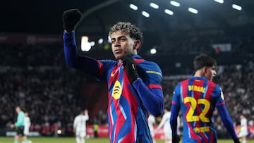 0-1. Lamine Yamal celebra el primer tanto.