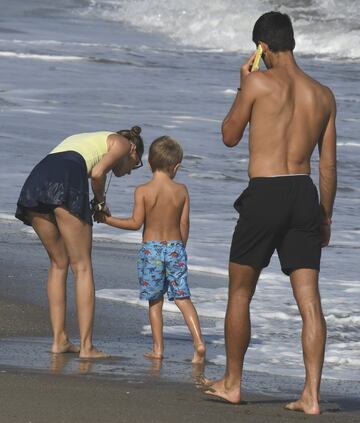 El tenista serbio, ganador del ¨²ltimo Wimbledon, y su mujer Jelena ?okovi? disfrutan de unos d¨ªas de descanso en familia en la Costa del Sol espa?ola.