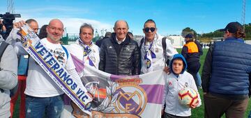 Miembros de la peña Madridista VETERANOS VLC con Pirri antes del partido de fútbol entre los veteranos del Alberic y el Real Madrid como homenaje a Manolo Sanchis en el  Estadio Municipal de Alberic  que a partir de ahora llevará el nombre de Manolo Sanchis.