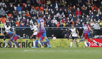 Pedri marca el 1-4 al Valencia. 