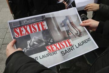 Panfletos de protesta contra los anuncios de Saint Laurent