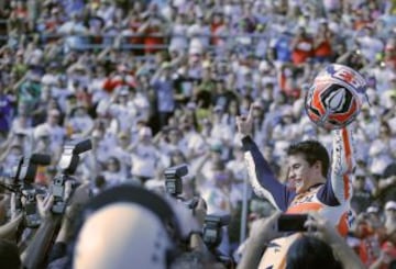 El campeón del mundo de Moto GP, el piloto español Marc Márquez, celebra su título al terminar tercero en la última prueba del mundial el Gran Premio de la Comunidad Valenciana disputado en el Circuito Ricardo Tormo en Cheste