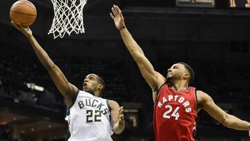 Khris Middleton lanza ante Norman Powell.